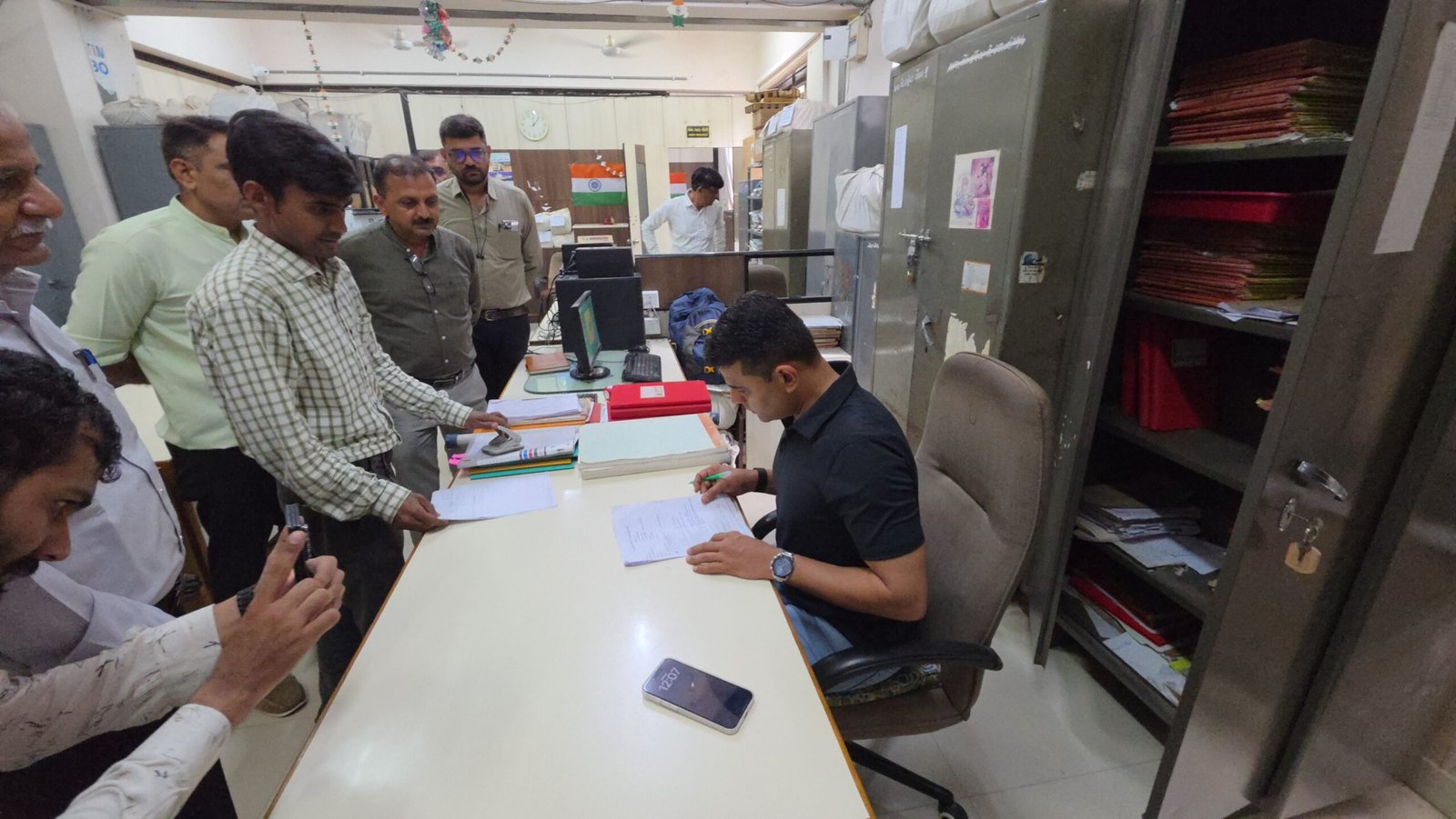 ગોંડલ તાલુકા સેવા સદનની સરપ્રાઇઝ મુલાકાત લેતા કલેકટર