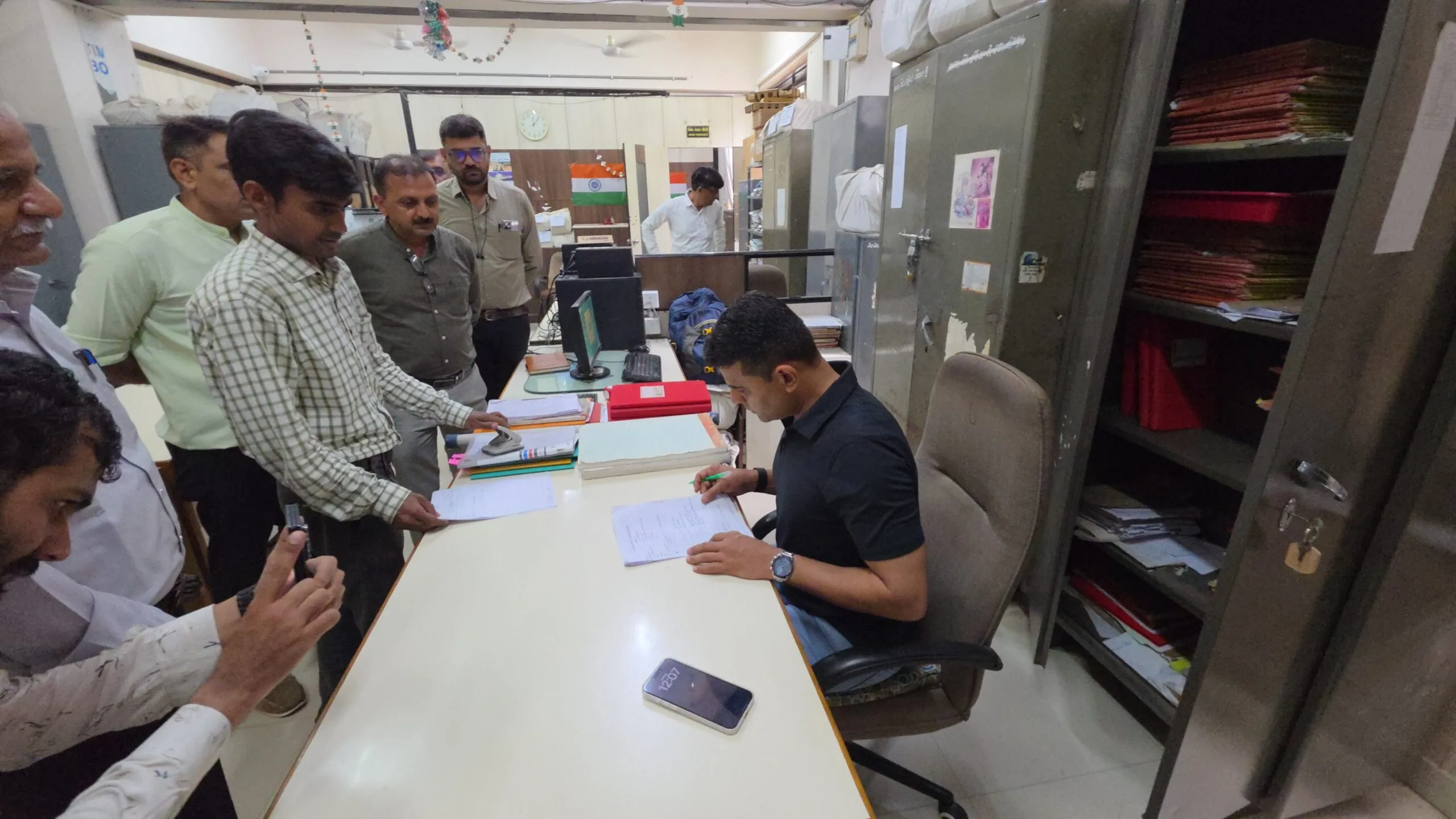 ગોંડલ તાલુકા સેવા સદનની સરપ્રાઇઝ મુલાકાત લેતા કલેકટર