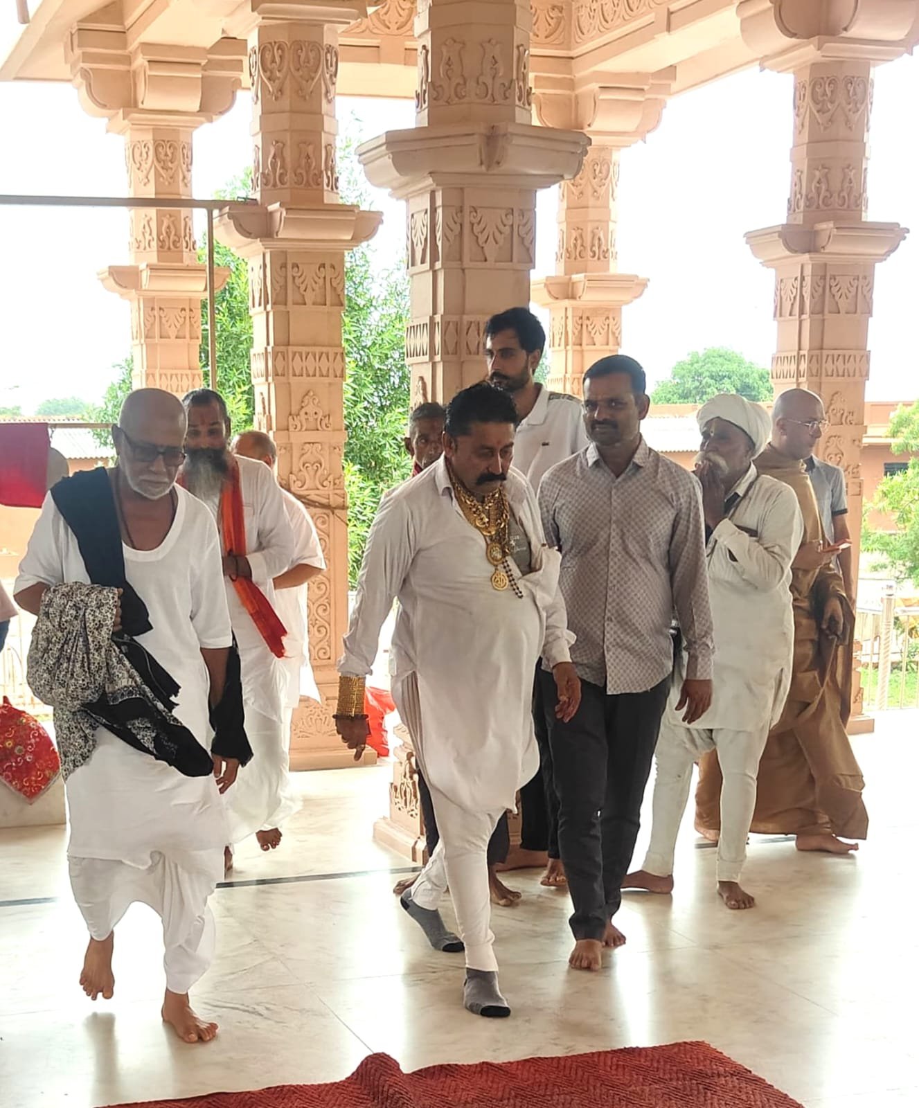 રાજુલાના રામપરા ગામે વૃંદાવન બાગની મોરારીબાપુએ મુલાકાત લીધી