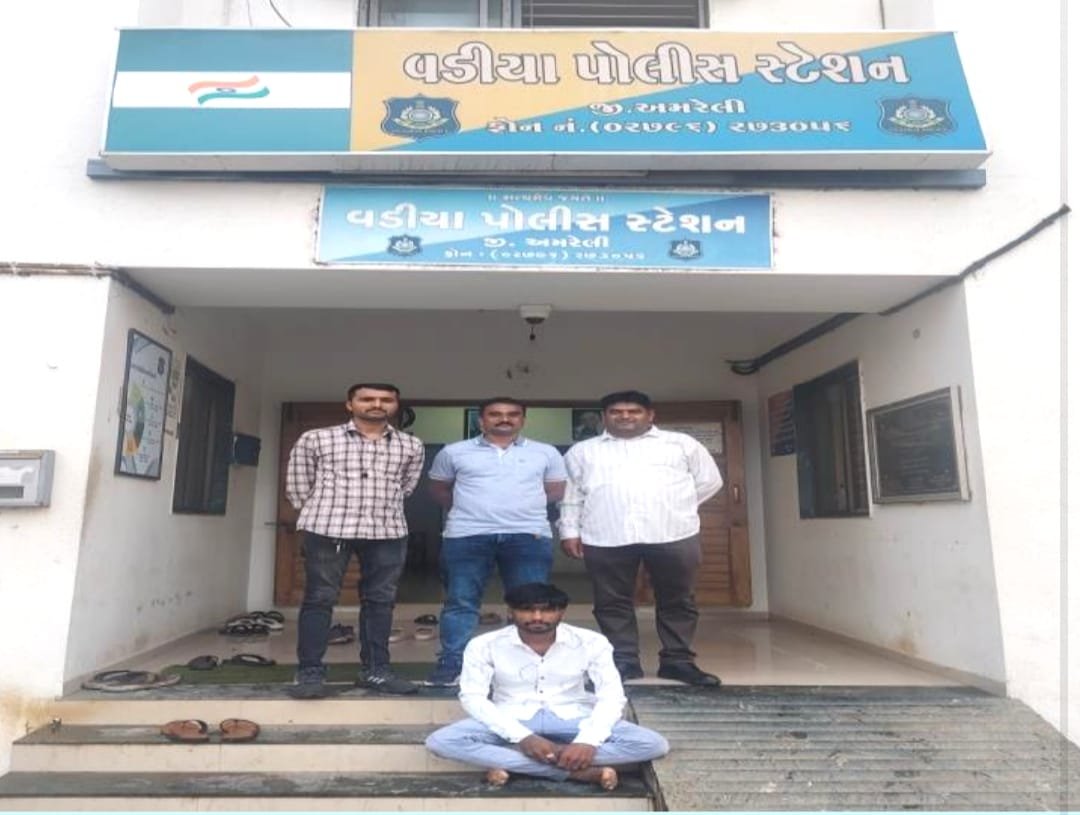 વડીયા પોલીસે કોર્ટ વોરંટનો વર્ષથી નાસતો-ફરતો આરોપી આટકોટથી ઝડપાયો