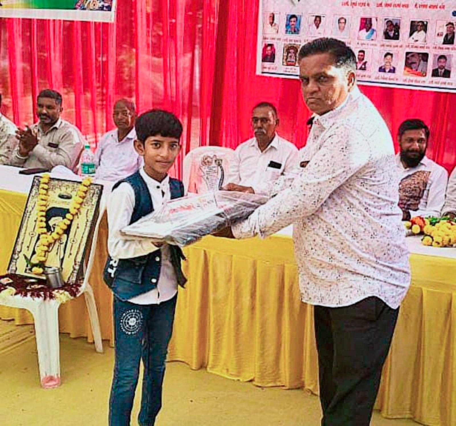  વિરપુરમાં તેજસ્વી વિદ્યાર્થીઓનું શિલ્ડ, સ્કૂલબેગ, શૈક્ષણિક કીટ અને ચોપડાં આપી સન્માન