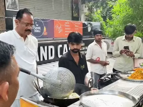 મંત્રી જીતુભાઇ કારીગર બન્યા, ગાંઠિયા-મરચા તળ્યા