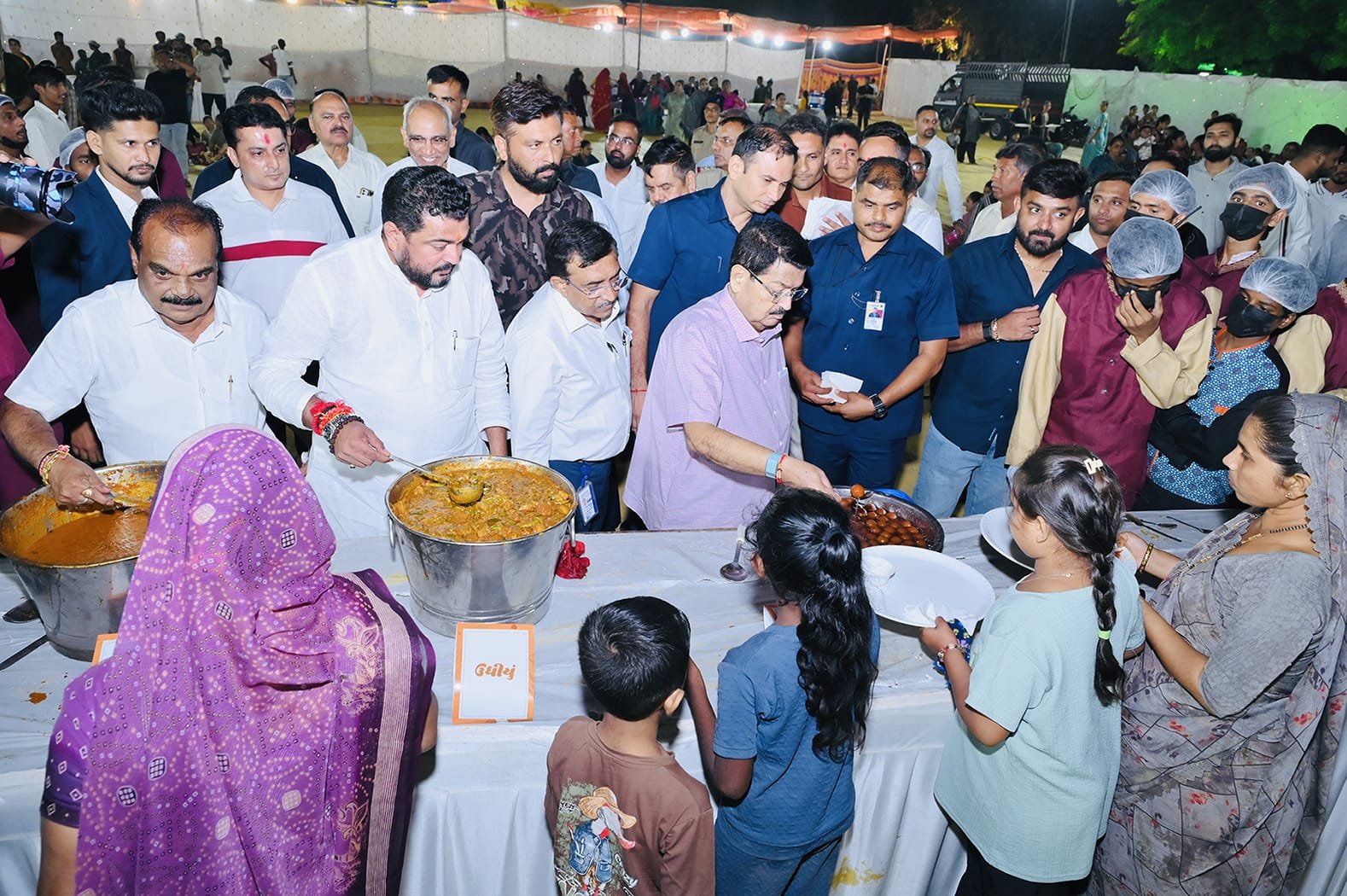 ગોંડલ યાર્ડમાં મરચાની સિઝનના પ્રારંભે જ વિવાદ: કંતાનના વજનના વિરોધમાં હરાજી અટકી