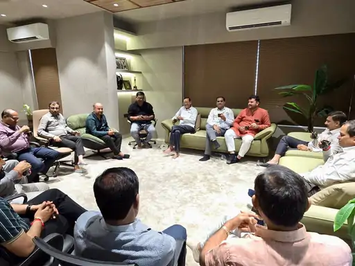 મોરબીના સિરામીક ઉદ્યોગકારો સાથે બેઠક કરતા જિલ્લા પ્રભારી મંત્રી છાંગા